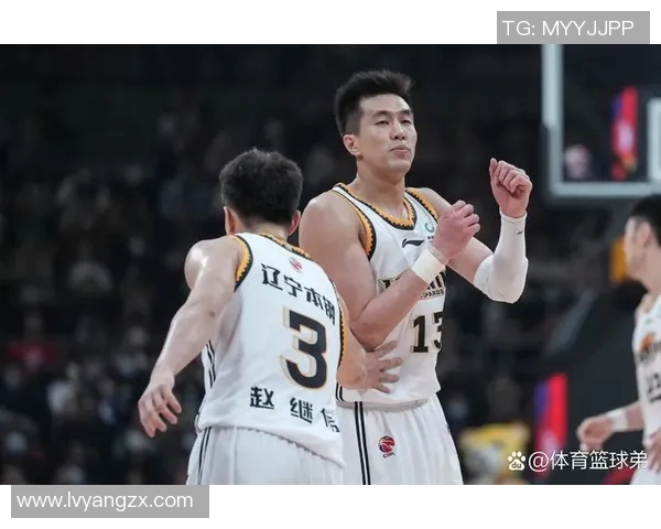 郭艾伦与球迷身高差异引发热议谁才是真正的篮球巨人