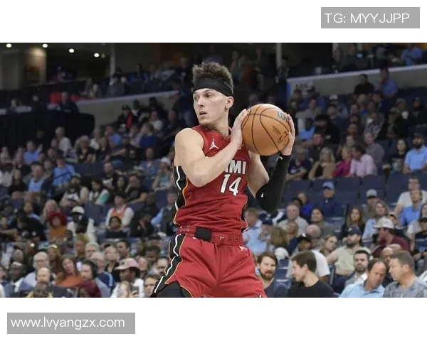 火箭队与雷霆队第二场激战回顾球员表现与战术分析全景呈现 火箭队与雷霆队第二场激战回顾球员表现与战术分析全景呈现